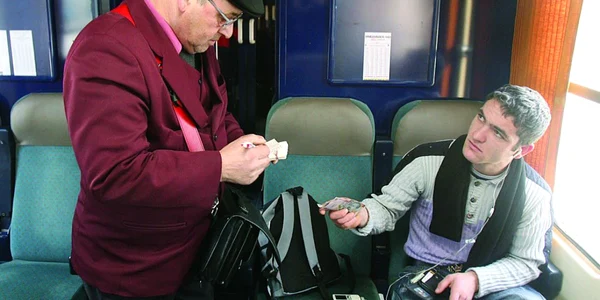 „Naşii“ îşi scot încă un salariu din banii daţi de blatişti