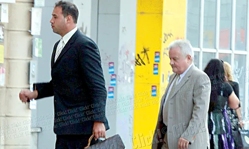 Nu a renunţat însă  la şoferul care îi  cară geanta de firmă jpeg