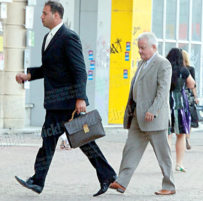 Nu a renunţat însă la şoferul care îi cară geanta de firmă