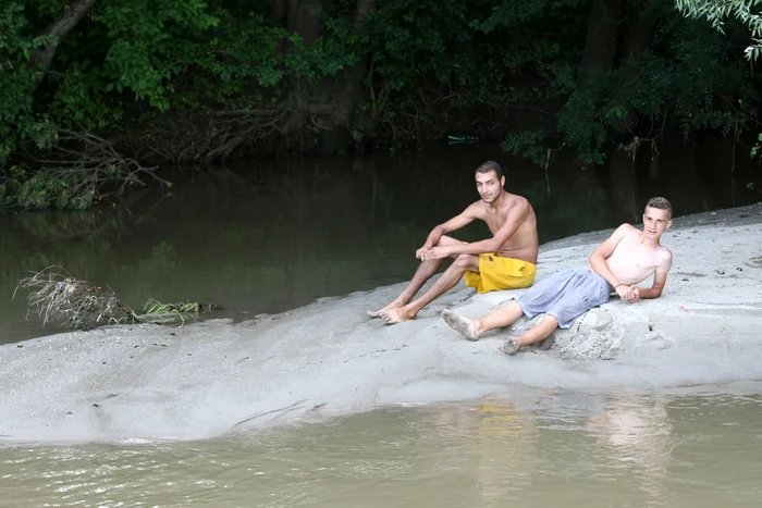 Dani şi Florin s-au bălăcit în râu  şi s-au tolănit la  soare pe limba de nisip