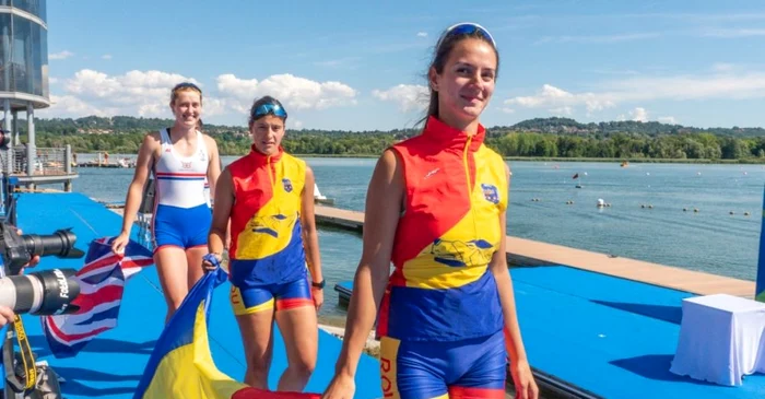 Româncele din barca de două rame au ținut sus steagul. Foto FRC