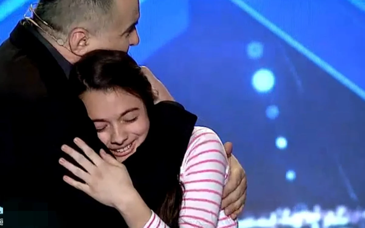 După ce Laura Bretan a terminat de cântat, jurații au mers pe scenă să o îmbrățișeze
