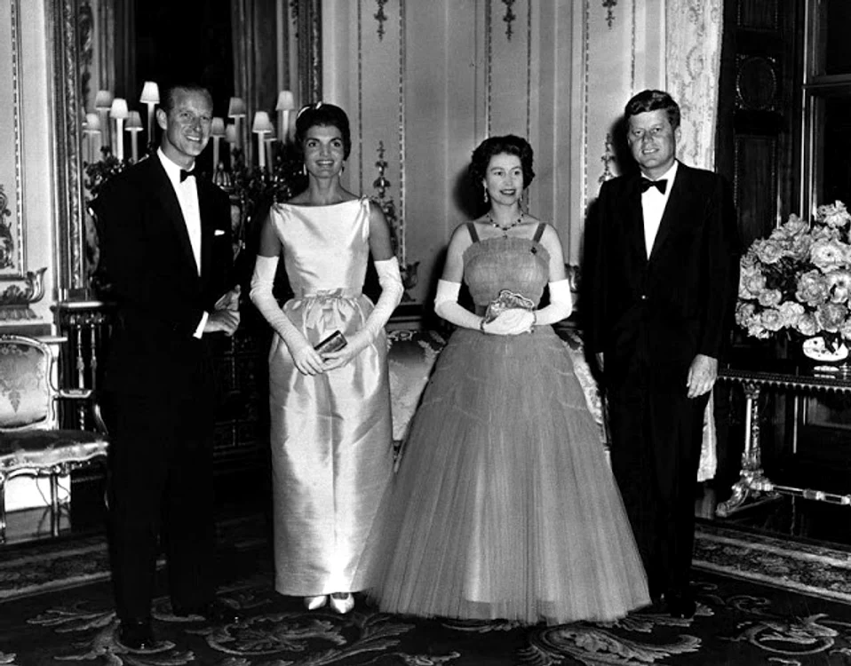 Regina Elisabeta și Prințul Philip alături de cuplul prezidențial John și Jackie Kennedy, la Palatul Buckingham în iunie 1961.