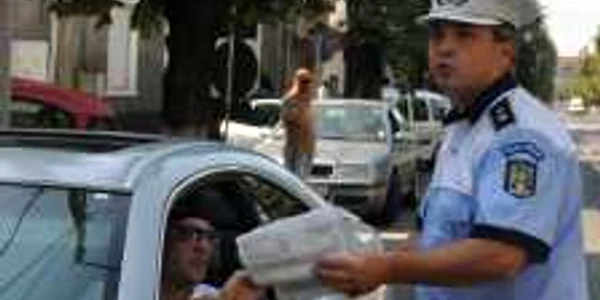 POliţiştii au oprit maşina în trafic. Foto arhivă