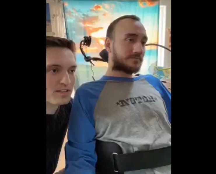Imagini cu primul pacient căruia i-a fost implantat un cip cerebral, în timp ce joacă șah cu ajutorul gândului VIDEO