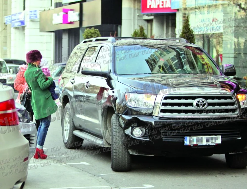 
    George şi-a scos ieri familia în oraş. În maşină, alături de el au stat Daniela Györfi, fiica lor, Maria, şi bona micuţei  