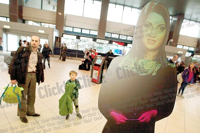 Ion o ascultă cu interes  pe Ancuţa, care vorbeşte  atât în română, cât şi în engleză (Fotografii: Sever Gheorghe)