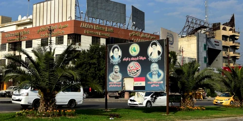 Panouri cu liderul suprem iranian şi cei ucişi în atacul aerian american la Bagdad 3 ianuarie 2010 FOTO EPA-EFE