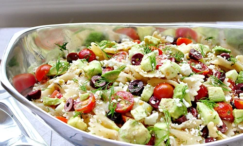 Salata de paste cu rosii, castraveti si avocado jpeg