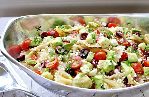 Salata de paste cu rosii, castraveti si avocado jpeg