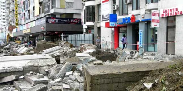 Tranşee în centrul Bacăului