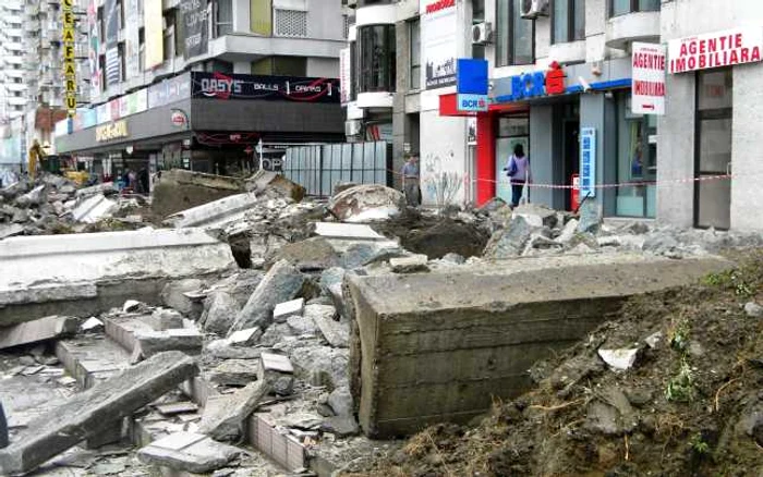 Tranşee în centrul Bacăului