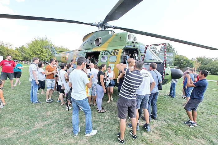 S-au  urcat la bordul elicopterului militar