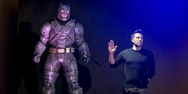  Actorul Ben Affleck pozează cu o statuie a lui Batman în timpul unei conferinţe de presă de promovare a filmului Batman v Superman