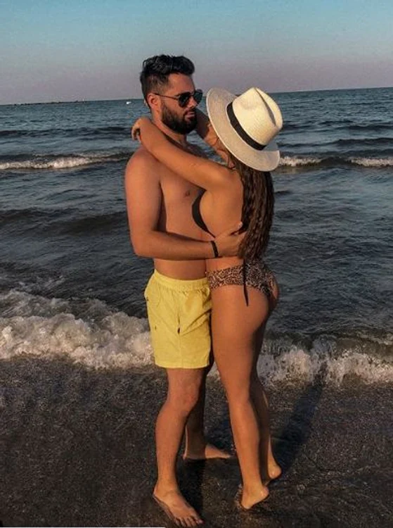 Nicole și Florin, fericiți la malul mării