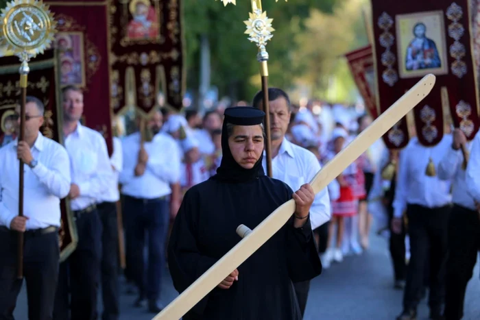 Procesiune religioasă pe malul Borcei FOTO Facebook/Marius Dulce