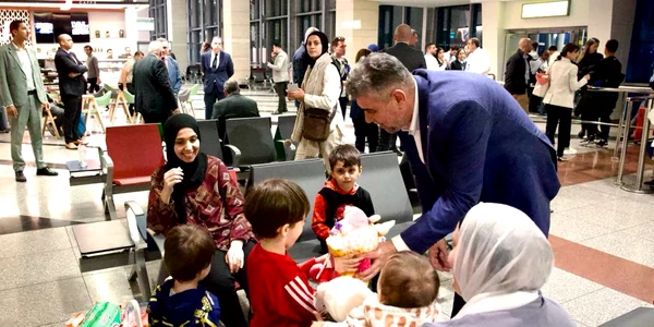romani evacuati din Gaza cu Marcel Ciolacu jpg