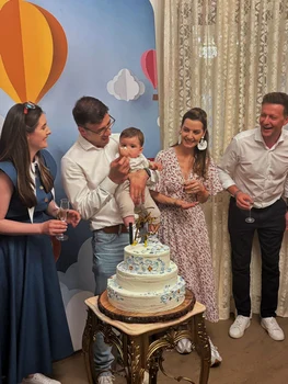Marina și Daniel Nițoiu și-au creștinat băiețelul. Aici alături de nașii lor foto: arhiva personală