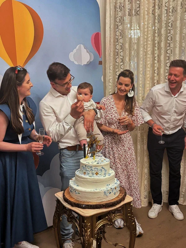 Marina și Daniel Nițoiu și-au creștinat băiețelul. Aici alături de nașii lor foto: arhiva personală