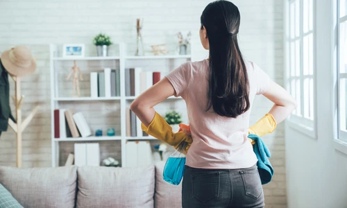 Femeie pregatita de curatenie jpg