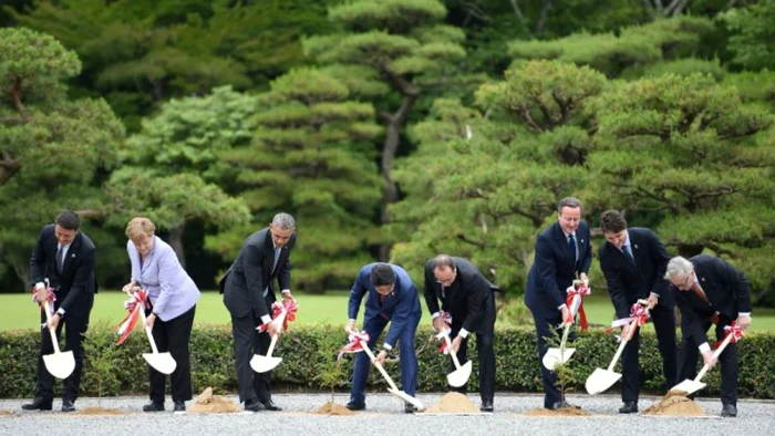 De la stânga la dreapta,Matteo Renzi, Angela Merkel, Barack Obama, Shinzo Abe, François Hollande, David Cameron, Justin Trudeau şi Jean-Claude Juncker participă la o ceremonie de plantare înainte de deschiderea G7 FOTO AFP