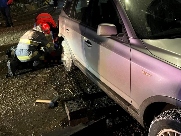 Victima a fost scoasă decedată de sub roți. FOTO ISU Vaslui