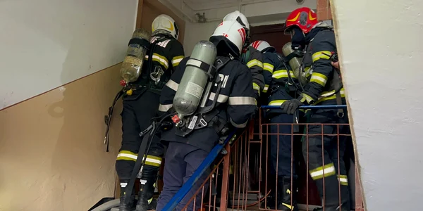 Panică într-un bloc din Sibiu în urma izbucnirii unui incendiu Foto ISU Sibiu jpg