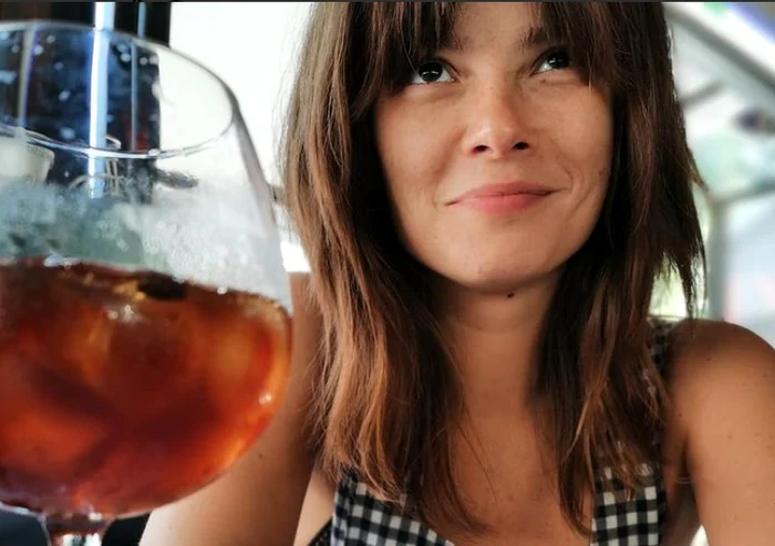 Cei doi îndrăgostiți se răsfață cu mâncăruri alese și băuturi fine. Foto: Instagram