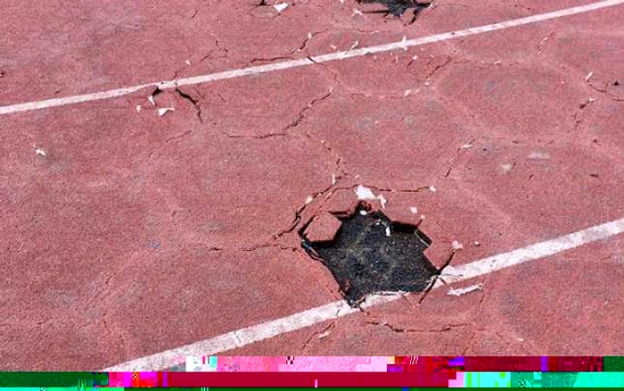 Imagine cu o zonă distrusă din pista de atletism de pe Cluj Arena  FOTO: Facebook Radio Cluj