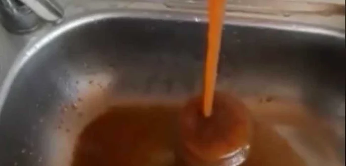 Apa de la robinetele din Prigoria a avut o culoarea asemănătoarea cafelei FOTO: Facebook