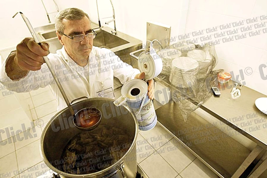 Drumarii, îngheţaţi bocnă, au făcut coadă ca să primească un pahar cu ceai