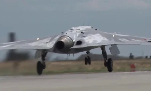 Dronă rusească S-70 în momentul decolării (© Ministerul Apărării al Federației Ruse / Wikimedia Commons)