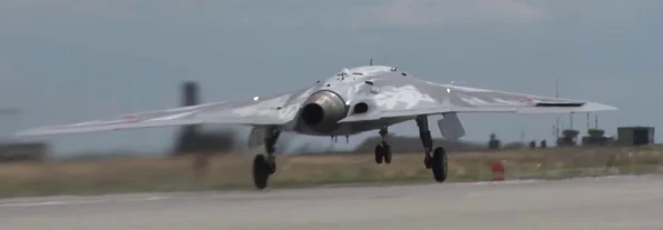 Dronă rusească S-70 în momentul decolării (© Ministrul Apărării al Federației Ruse / Wikimedia Commons)