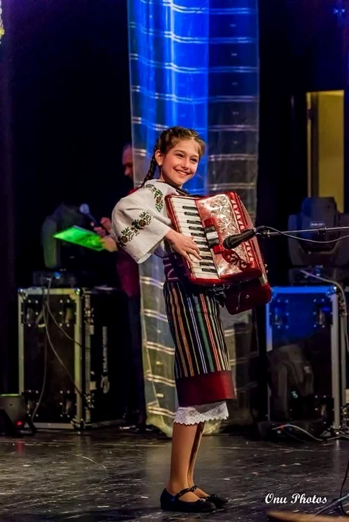 De mică, doar ea și acordeonul