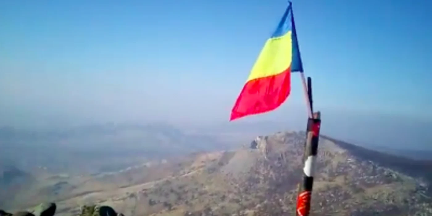 Tricolorul pe Vârful Ţuţuiatu (467 metri) din Munţii Măcinului Sursa Facebook Sorin Belu Baricada Verde