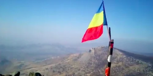 Tricolorul României pe Vârful Ţuţuiatu (467 metri) - cel mai înalt vârf din Munţii Măcinului cei mai vechi din România Sursa Facebook Sorin Belu Baricada Verde