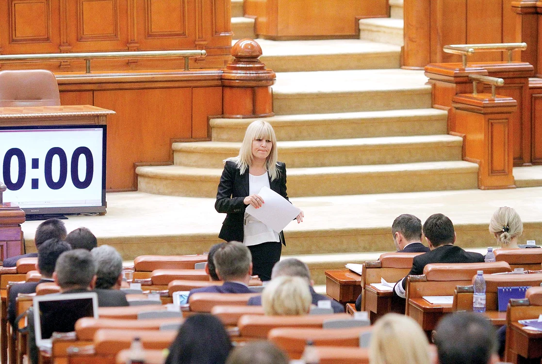 Udrea, îngândurată  după discursul de ieri  din Parlament  și înainte de  începerea votului