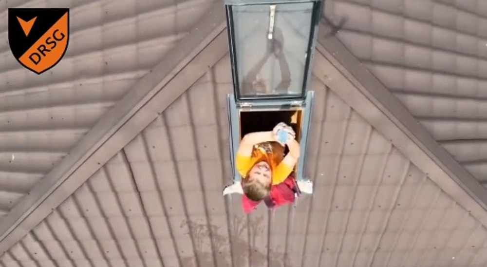Momentul în care un copil blocat de inundații într-un oraș ocupat primește o sticlă de apă de la o dronă ucraineană VIDEO