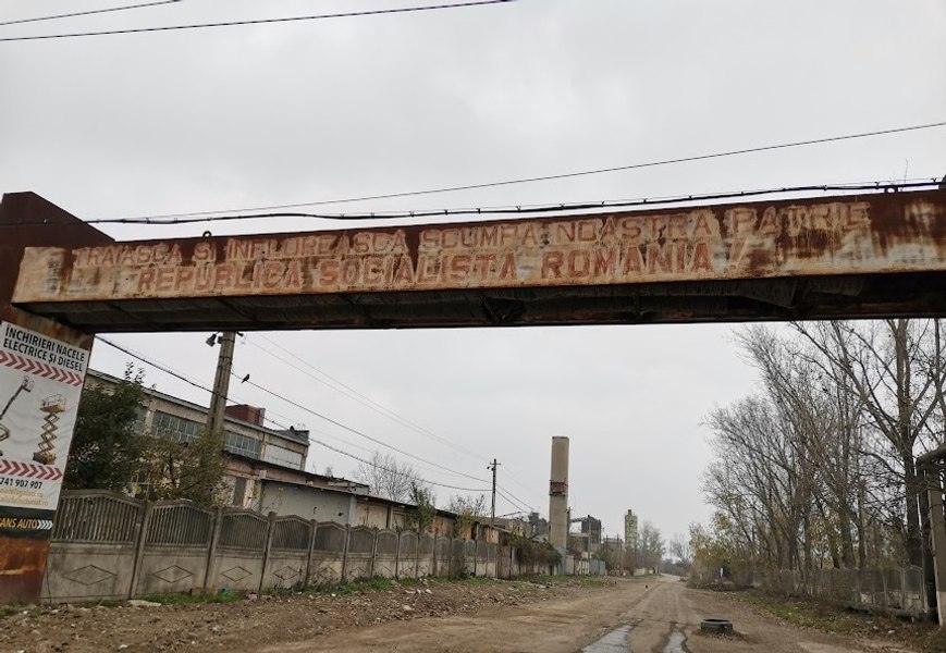 Relicvele comunismului încă prezente într-un oraș din România: „Trăiască şi înflorească Republica Socialistă”