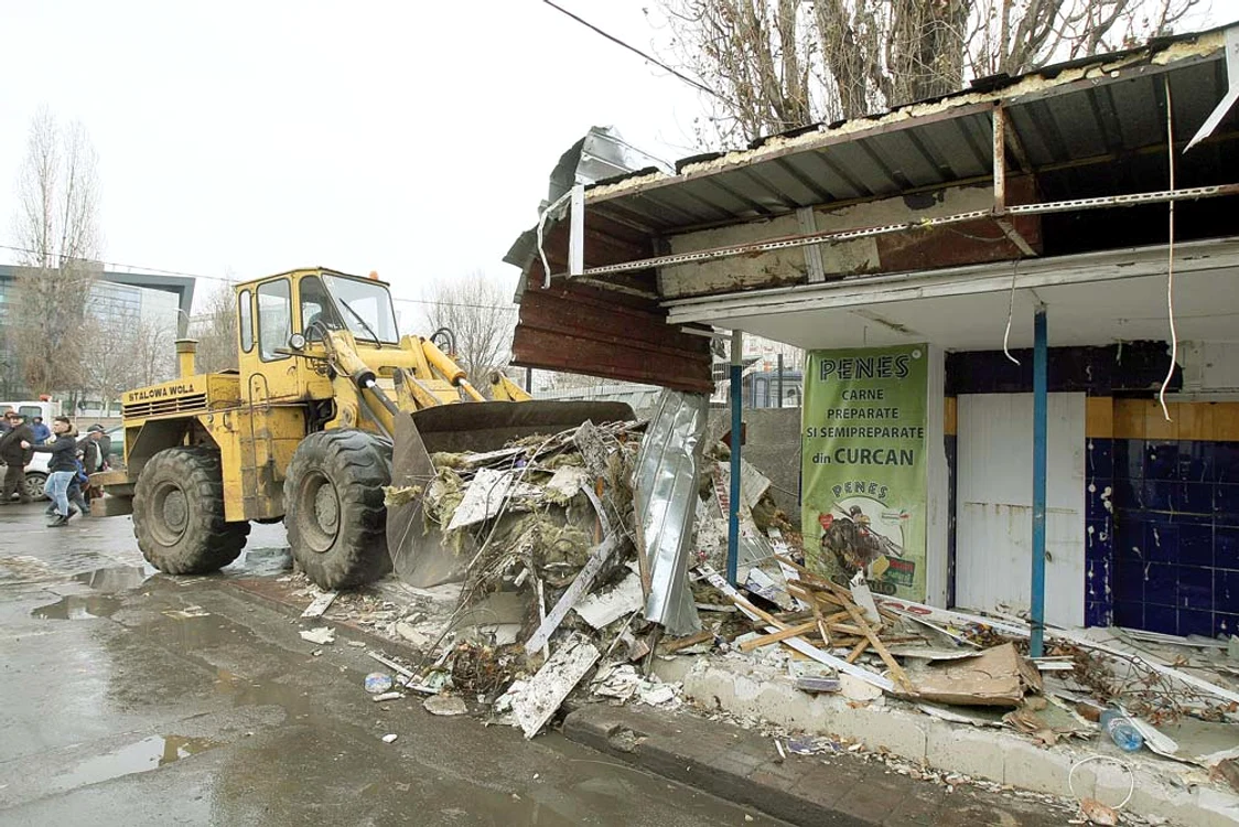 Utilajele grele au intrat în forţă peste chioşcurile amplasate ilegal în cea mai mare piaţă din sectorul 4Foto: Dorin Constanda