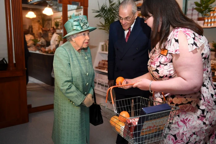 Regina Elisabeta in magazinul Sainsbury FOTO Getty Images