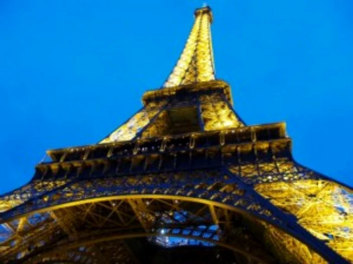 
    Unul dintre clişeele hollywoodiene este priveliştea de la o fereastra pariziană, care întotdeauna include Turnul Eiffel  