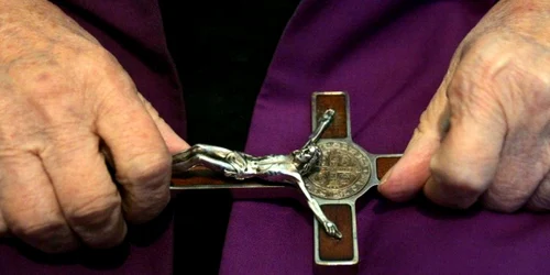 Crucifix exorcism FOTO AFP