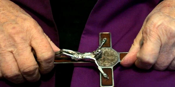 Crucifix exorcism FOTO AFP
