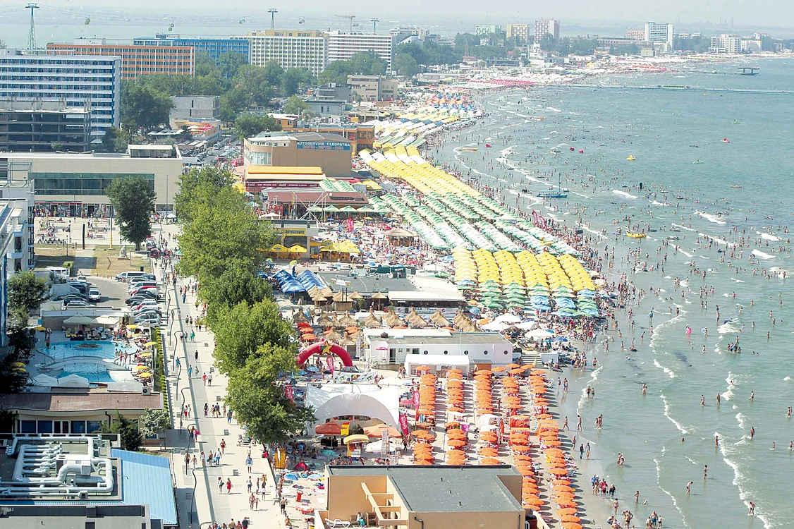 2014. În zile noastre nu mai ai nici un pic de intimitate pe plajă. Umbrelele şi şezlongurile sunt la tot pasul