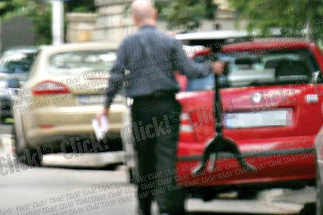 Sâmbătă  ora 15.00: Angela Gheorghiu şi  iubitul ei cu 14 ani mai  tânăr au părăsit împreună  apartamentul sopranei (FOTOGRAFII: BLITZ)