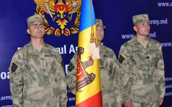 Militarii moldoveni care s-au deplasat la Paris, uniformele şi echipamentele pregătite. FOTO Army.md