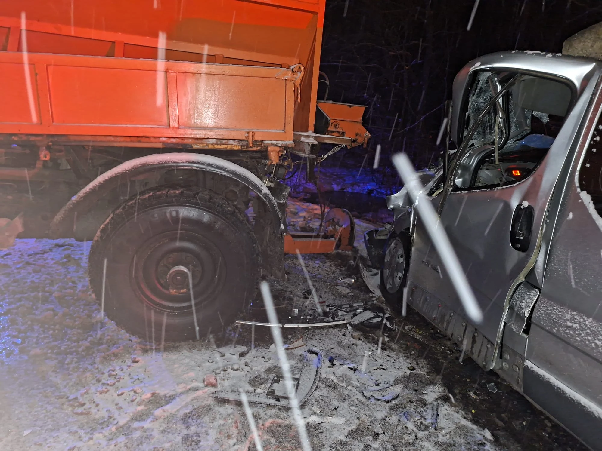 Accident între un microbuz și un utilaj de deszăpezire în Mehedinți. Cinci persoane, transportate la spital