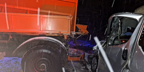 DRDP Craiova accident intre un microbuz si un utilaj de deszăpezire 4 jpeg