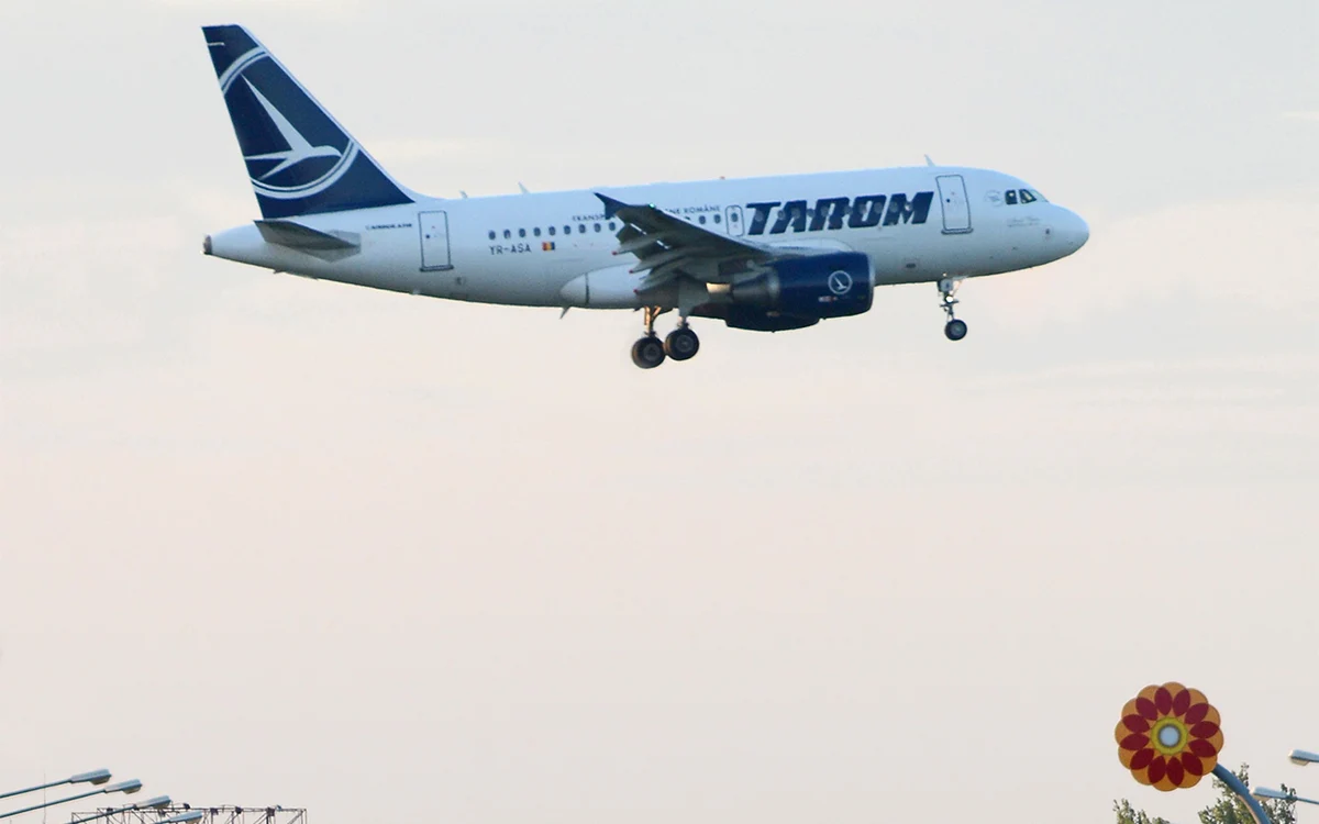 Avion Tarom în zbor